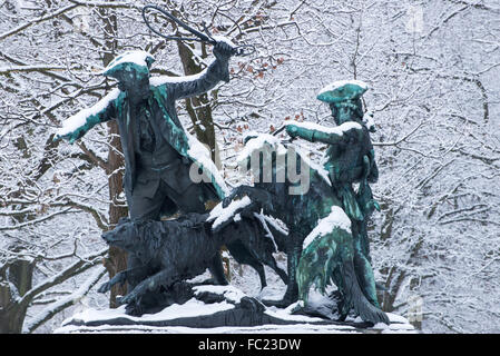 Coperta di neve di parco in parco Tiergarten di Berlino in inverno 2016, con monumenti e gli alberi e il lago di Berlino Foto Stock