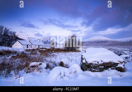 Inverno al Black Rock Cottage, Glencoe Scotland Regno Unito Foto Stock