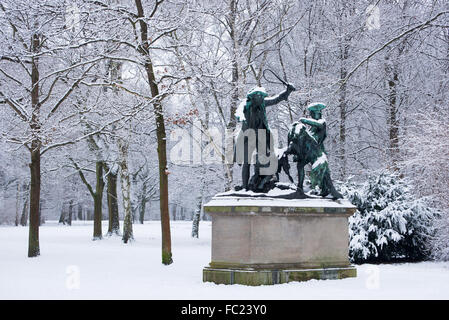 Coperta di neve di parco in parco Tiergarten di Berlino in inverno 2016, con monumenti e gli alberi e il lago di Berlino Foto Stock