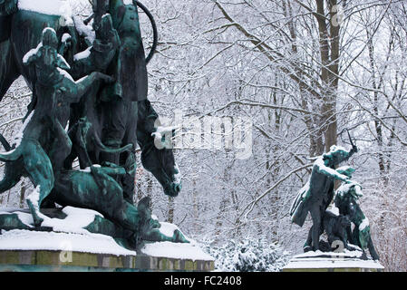 Coperta di neve di parco in parco Tiergarten di Berlino in inverno 2016, con monumenti e gli alberi e il lago di Berlino Foto Stock