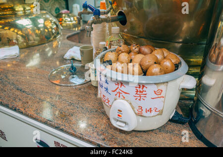 Il tè le uova vendute a hong kong Foto Stock