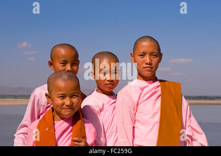 Femmina monaci novizio a Bagan, Myanmar Foto Stock