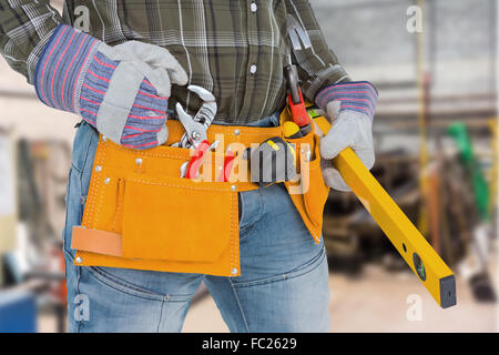 Immagine composita di tuttofare mantenendo la livella Foto Stock