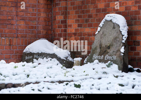 Il cimitero di Dorotheenstadt tombe di Bertolt Brecht e Helene Weigel Berlino, Germania Foto Stock