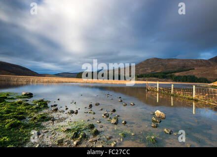 Calma riflessioni a Loch Cill Chriosd sull'Isola di Skye in Scozia UK Foto Stock