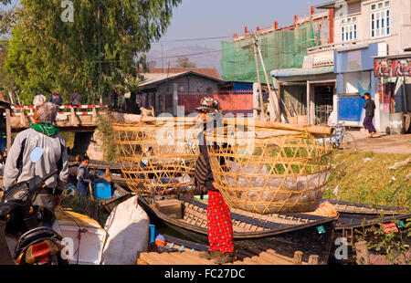 Tradizionali ceste in Nyaung Schwe, Lago Inle, Myanmar Foto Stock