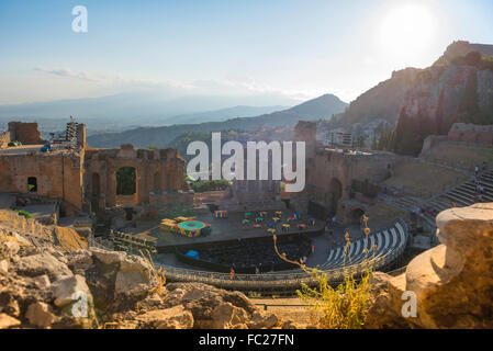 Taormina Teatro Greco, vista al tramonto dell'auditorium dell'antico teatro greco (Teatro Greco) di Taormina, Sicilia Foto Stock