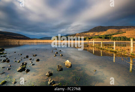 Calma riflessioni a Loch Cill Chriosd sull'Isola di Skye in Scozia UK Foto Stock