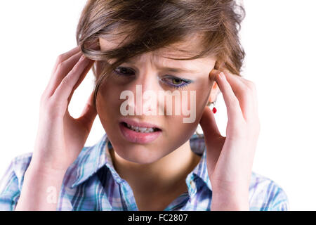 Bella bruna ottenendo un mal di testa con le mani sulla testa Foto Stock