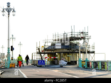 Brighton Regno Unito 20 Gennaio 2016 - ha avviato i lavori per il rifugio progetto hall e autostrada sul lungomare di manutenzione su una bella e soleggiata ma fredda mattina in Brighton. Il tempo è previsto rimanere soleggiato e freddo fino a quando il fine settimana quando il vento e la pioggia sono attesi per il ritorno in Gran Bretagna Credito: Simon Dack/Alamy Live News Foto Stock