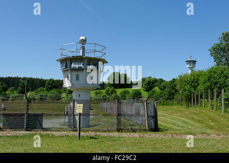 Torre di avvistamento al confine con la Germania Est, parete e barriera in villaggio diviso Mödlareuth Foto Stock