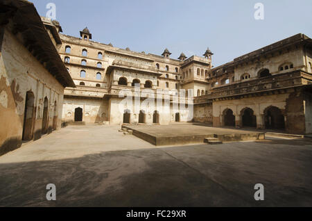 Vista interna del Raj Mahal. Orchha Palace (Fort complesso). Orchha. Il Madhya Pradesh. India Foto Stock