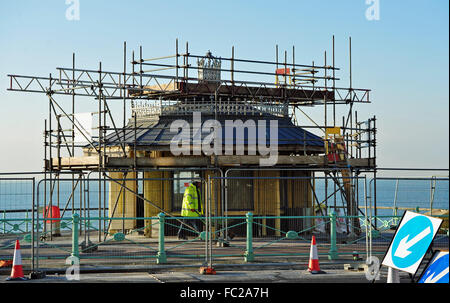 Brighton Regno Unito 20 Gennaio 2016 - ha avviato i lavori per il rifugio progetto hall e autostrada sul lungomare di manutenzione su una bella e soleggiata ma fredda mattina in Brighton. Il tempo è previsto rimanere soleggiato e freddo fino a quando il fine settimana quando il vento e la pioggia sono attesi per il ritorno in Gran Bretagna Credito: Simon Dack/Alamy Live News Foto Stock