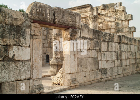 Le rovine di una sinagoga, Cafarnao scavi, villaggio biblico sul mare di ​​Galilee, Israele Foto Stock