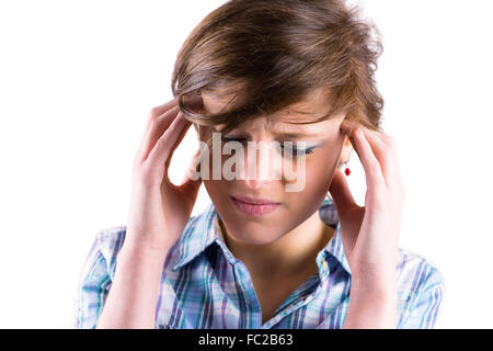 Bella bruna ottenendo un mal di testa con le mani sulla testa Foto Stock