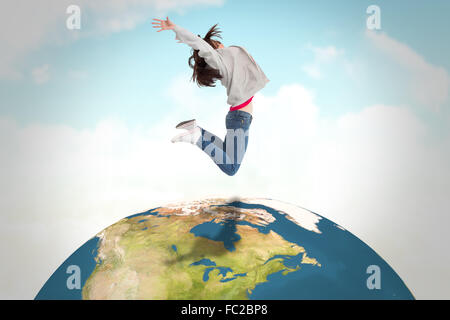 Immagine composita di allegro giovane donna jumping Foto Stock