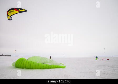 Kiteboarder con kite sulla neve Foto Stock