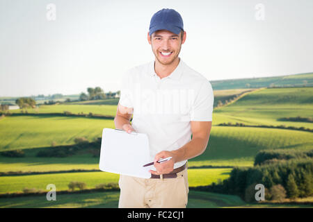 Immagine composita di felice uomo consegna holding negli appunti Foto Stock