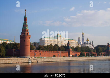 Vodovzvodnaya (acqua che alimenta la torre), la parete del Cremlino, il Grande Palazzo del Cremlino e Ivan il grande campanile a Mosca, Russia Foto Stock