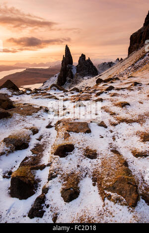 Inverno sunrise presso il vecchio uomo di Storr sull'Isola di Skye in Scozia UK Foto Stock