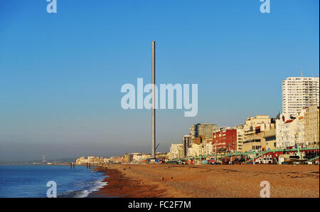 La British Airways i360 torre di osservazione in costruzione dovuta all aperto in estate 2016 sul lungomare di Brighton Regno Unito Foto Stock