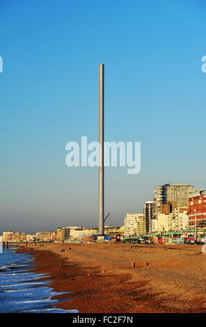 La British Airways i360 torre di osservazione in costruzione dovuta all aperto in estate 2016 sul lungomare di Brighton Regno Unito Foto Stock