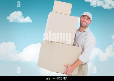 Immagine composita di consegna uomo che porta le scatole di cartone Foto Stock