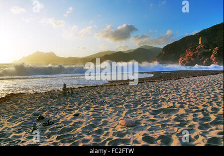 Mare mosso presso la spiaggia di Porto - Corsica Foto Stock
