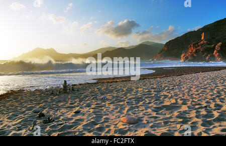 Mare mosso presso la spiaggia di Porto - Corsica Foto Stock