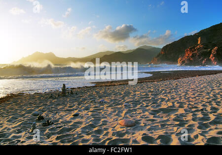 Mare mosso presso la spiaggia di Porto - Corsica Foto Stock