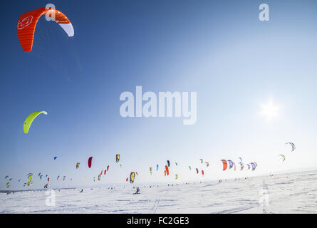 Kiteboarder con kite sulla neve Foto Stock