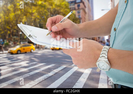 Immagine composita di consegna uomo iscritto negli appunti Foto Stock