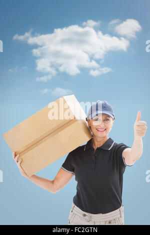 Immagine composita della felice donna consegna tenendo la scatola di cartone Foto Stock