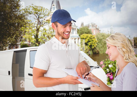 Immagine composita di consegna felice l'uomo come ottenere la firma del cliente Foto Stock