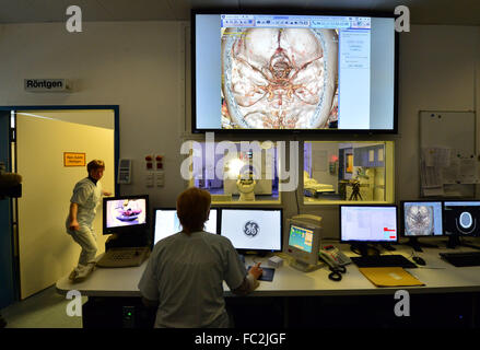 Jena, Germania. Xx gen, 2016. Un esame con uno scanner TC è preparato nella sala di emergenza dell'ospedale universitario (UKJ) in Jena, Germania, 20 gennaio 2016. Il UKJ è il primo ospedale in Germania ad impiegare un nuovo tipo di scanner TC nella sala di emergenza. Varie fasi di trattamento possono essere eseguite tramite con una singola scansione, e contemporaneamente riducendo l'esposizione a radiazioni per il paziente. Il GE Healthcare scanner è chiamato 'rivoluzione ct.' Foto: MARTIN SCHUTT/dpa/Alamy Live News Foto Stock