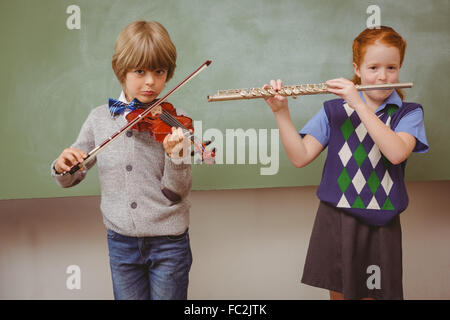 Gli studenti la riproduzione di flauto e violino in aula Foto Stock