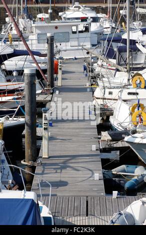 Yacht e Barche a motore ormeggiata in un marina Foto Stock