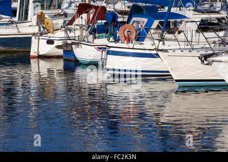 Yacht ormeggiati a Marina Foto Stock