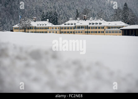 Kreuth, Germania. Xx gen, 2016. Neve si trova di fronte al palazzo delle conferenze in Kreuth, Germania, 20 gennaio 2016. La CSU (cristiana unione socialista) ritiro conferenza si svolgerà dal 18 al 21 gennaio 2016 nell'Hanns Seidel Foundation Education Centre in Kreuth. Foto: SVEN HOPPE/dpa/Alamy Live News Foto Stock