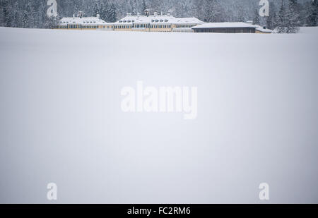 Kreuth, Germania. Xx gen, 2016. Neve si trova di fronte al palazzo delle conferenze in Kreuth, Germania, 20 gennaio 2016. La CSU (cristiana unione socialista) ritiro conferenza si svolgerà dal 18 al 21 gennaio 2016 nell'Hanns Seidel Foundation Education Centre in Kreuth. Foto: SVEN HOPPE/dpa/Alamy Live News Foto Stock