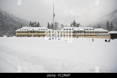 Kreuth, Germania. Xx gen, 2016. Neve si trova di fronte al palazzo delle conferenze in Kreuth, Germania, 20 gennaio 2016. La CSU (cristiana unione socialista) ritiro conferenza si svolgerà dal 18 al 21 gennaio 2016 nell'Hanns Seidel Foundation Education Centre in Kreuth. Foto: SVEN HOPPE/dpa/Alamy Live News Foto Stock