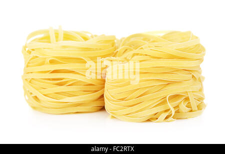 Pasta cruda nido di tagliatelle, isolato su bianco Foto Stock