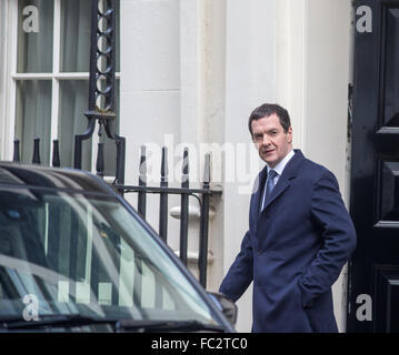 Il cancelliere dello scacchiere,George Osbourne,lascia il numero 11 di Downing Street Foto Stock