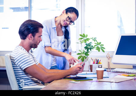 Felice giovani designer che lavorano insieme Foto Stock