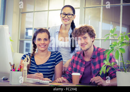 I progettisti di felice sorridente in telecamera Foto Stock