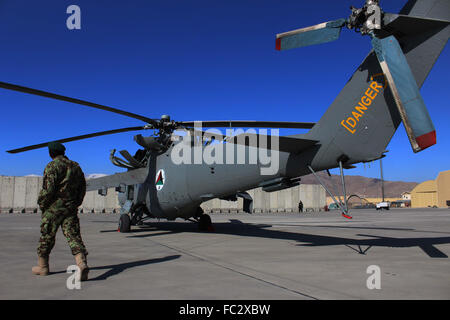 AFGHANISTAN ,KABUL - 20 gennaio: esercito nazionale afghano controlla il Mi- 25 elicottero a Hamid Karzai Aeroporto internazionale il 20 gennaio 2016. Foto Stock