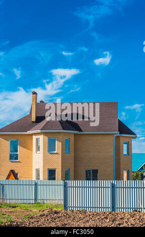 Casa con un tetto a due spioventi finestra Foto Stock