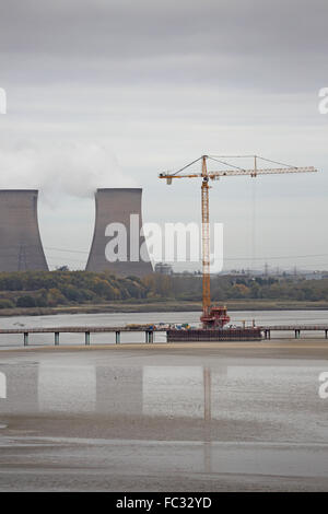 Il pilone del nord del nuovo gateway Mersey ponte sul fiume Mersey visto dalla versione esistente di Runcorn Bridge Foto Stock