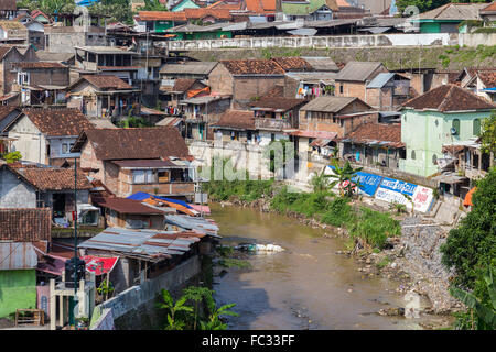 Il Riverside indonesiano baraccopoli di Yogyakarta, Indonesia. Foto Stock