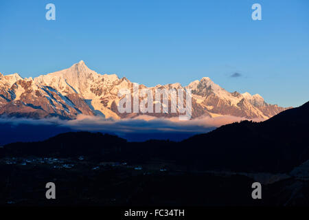 Meili Snow Mountain Range,Mingyong Glacier,Santo picco Kawagebo adorato dai tibetani,Tramonti,Deqin County,nella provincia dello Yunnan,Cina Foto Stock